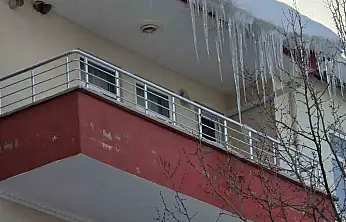 Çatılardaki buz kütleleri tehlike saçıyor