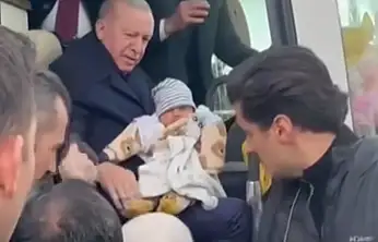 Cumhurbaşkanı Erdoğan, 4 aylık bebeği görünce konvoyu durdurdu