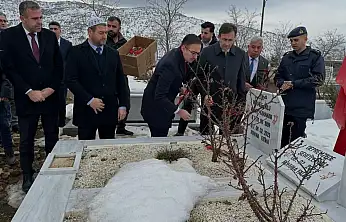 Deprem şehitleri kabirleri başında dualarla anıldı