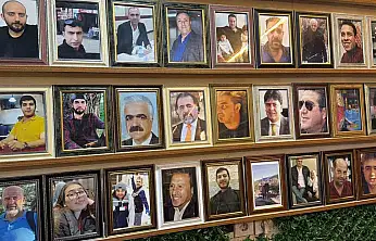 Deprem şehitlerinin fotoğrafları 3 yıldır çay ocağının duvarında asılı