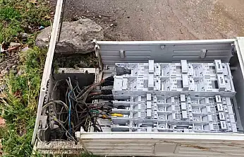 Devrilen elektrik trafosu ölüm saçıyor