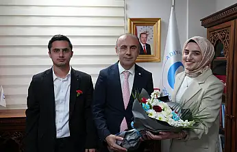 Eğitim Fakültesi Öğrencilerinden Rektör Keleş'e anlamlı ziyaret