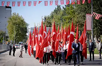 Elüstü: Cumhuriyetimizin 102. yılına ulaşmanın onurunu ve gururunu yaşıyoruz