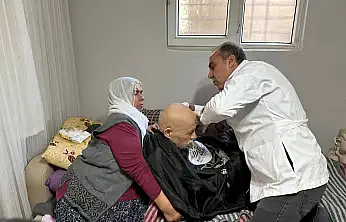 Engelli eşine yapılan hizmet kadını duygulandırdı