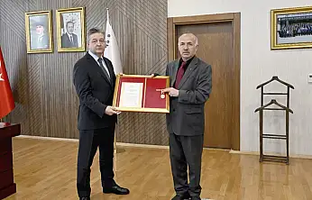 Enkazda kaybettiği Gazilik madalyasının yenisine kavuştu