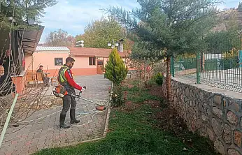 Gölbaşı Belediyesinden park ve refüjlerde bakım onarım çalışması