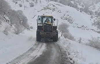 Gölbaşı'nda kapanan köy yollarını açma çalışmaları devem ediyor