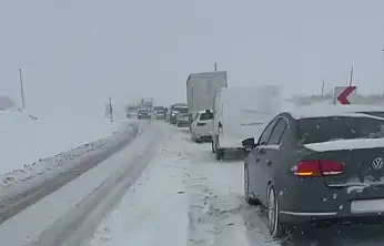 Gölbaşı'nda yoğun kar yağışı nedeniyle uzun araç kuyruğu oluştu