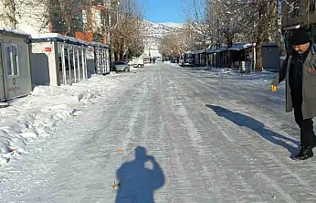 Gölbaşı'nda yollar buz pistine döndü