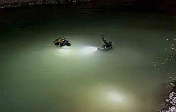 Gölete düşen kamyonet ekipleri harekete geçirdi