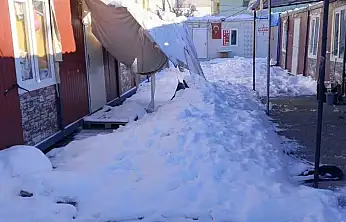 Gölgelikler kar ağırlığına dayanamadı