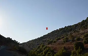 İki dağın arasında dalgalanan bayrakla asker uğurlama