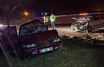 İki otomobil çarpıştı: 1 ölü, 2 yaralı