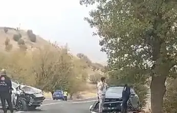 İki otomobil çarpıştı: 10 yaralı