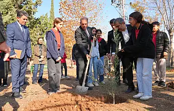 İl müdürü Tosun öğrencilerle birlikte fidanları toprakla buluşturdu
