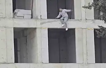 İnşaata çıkıp atlamak isteyen kişi ikna edildi