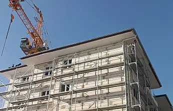 İntihar girişiminde bulunan arkadaşlarına aldırış etmeden çalışmaya devam ettiler