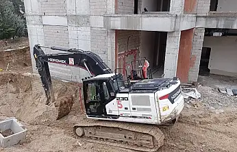 İş makinesi ile duvar arasında sıkışan işçi hayatını kaybetti