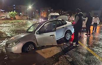 Kahta'da Sağanak Felaketi! Otomobil Mahsur Kaldı