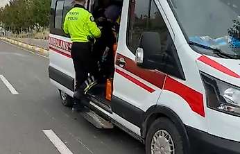 Karayolundaki parke taşına çarpan motosiklet devrildi: 1 yaralı