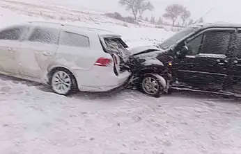 Karlı yolda araçlar çarpıştı: 1 yaralı