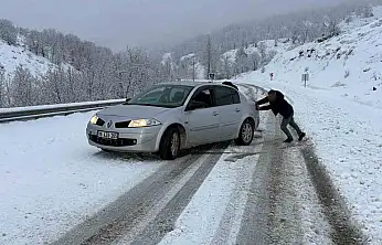 Karlı yolda birçok araç mahsur kaldı