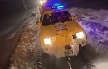 Karlı yolda mahsur kalan ekiplerin yardımına köylüler yetişti