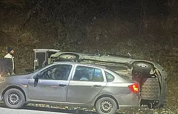 Kayganlaşan yolda otomobil devrildi