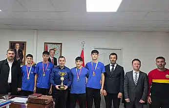 Kaymakam Algın Badminton şampiyonlarını ağırladı