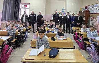 Kaymakam Algın Gölkent okulu öğretmen ve öğrencileriyle bir araya geldi