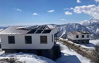 Konutların çatıları şiddetli rüzgara dayanamadı