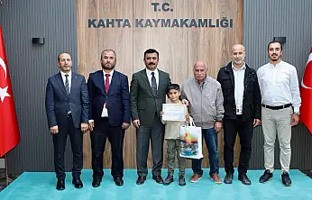 Küçük bir kalpten büyük bir iyilik: Kumbarasındaki parasını cami inşaatına bağışladı