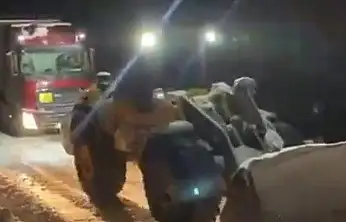 Mahsur kalan doğalgaz yüklü tır kurtarıldı