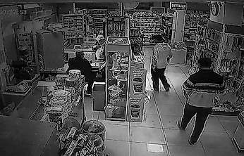 Adıyaman'da market kirlenmesin diye çorapla alışveriş yaptılar