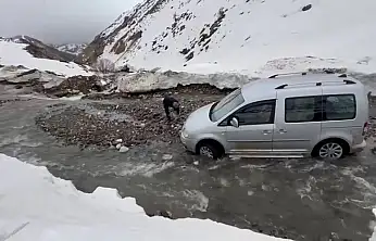 Menfez olmayan yolda sel: Araçlar mahsur kaldı