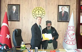 Milli Eğitim Müdürü Tosun'dan yürekleri ısıtan bir karne takdimi