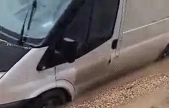 Minibüs çöken yolda mahsur kaldı