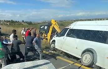 Minibüs şarampolde askıda kaldı