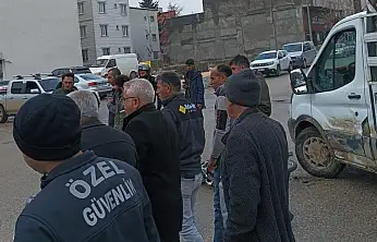 Motosikletle kamyonet çarpıştı: 2 yaralı