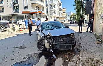 Adıyaman'da otomobil ile kamyonet çarpıştı 1'i ağır 2 yaralı