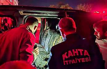 Kahta'da park halindeki otomobil alev aldı