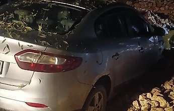 Adıyaman'da park halindeki otomobil heyelanda zarar gördü