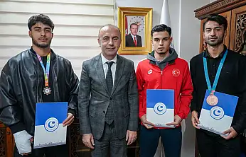 Rektör Keleş başarılı sporcuları tebrik etti