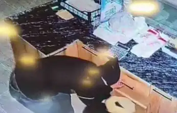 Sadaka kutusu ve nakit para çalan şahıslar kameraya yakalandı