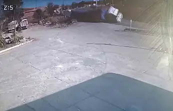 Saman balyalarının yüklü olduğu tır yan yattı