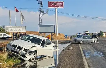 Şambayat'ta iki otomobil çarpıştı: 1 yaralı