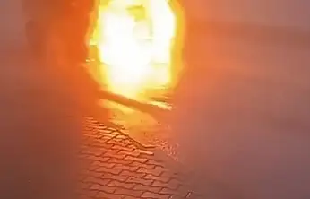 Seyir halindeki araç yanarak hurdaya döndü