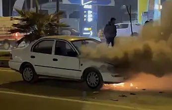 Seyir halindeki otomobil alev topuna döndü