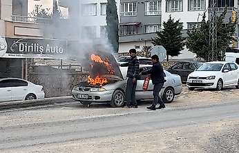 Besni'de seyir halindeki otomobil alev aldı