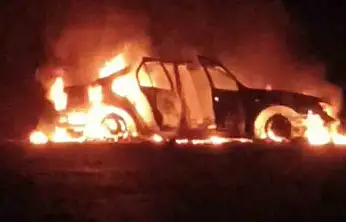 Seyir halindeki otomobil yanarak kullanılamaz hale geldi